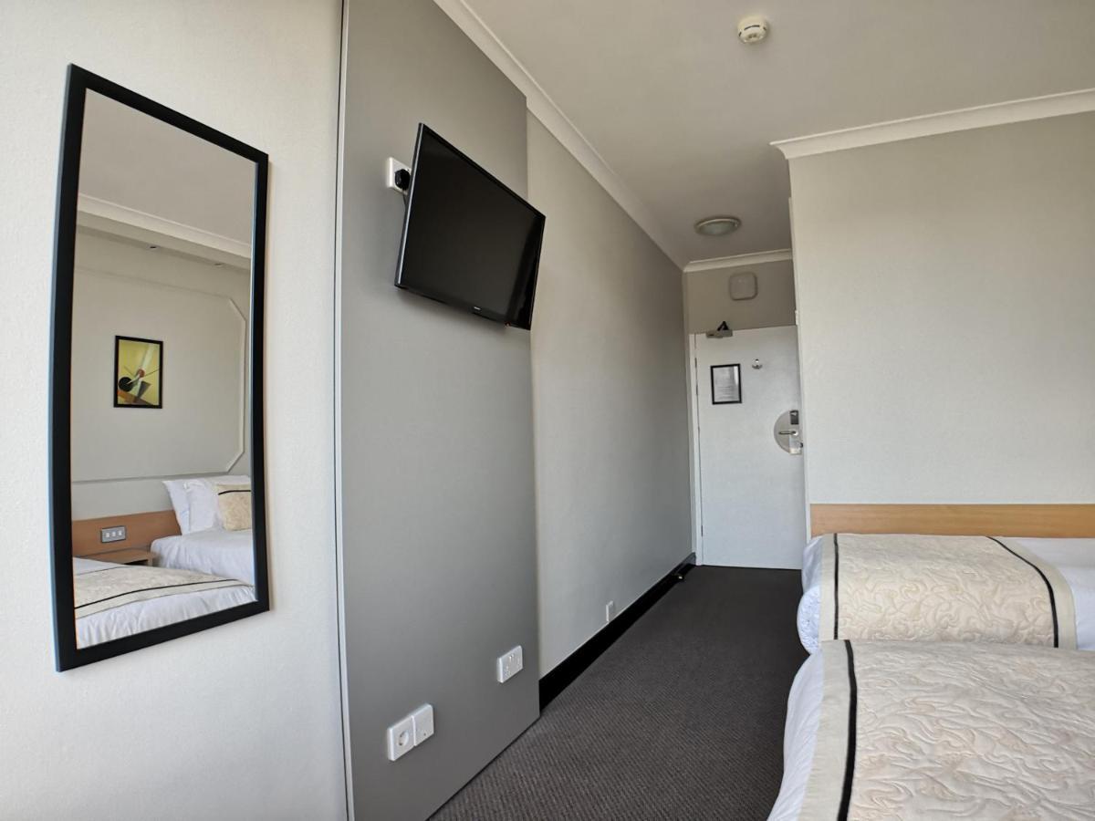 Отель Lancaster Hall 3*